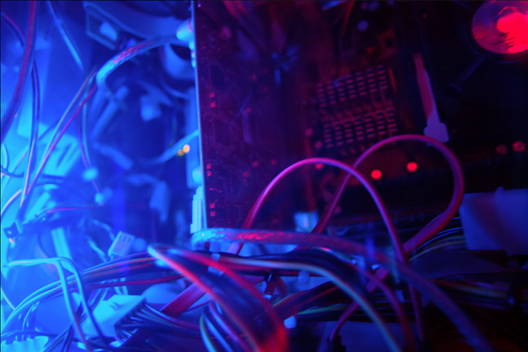 Filage et circuits branchés à l'intérieur d'un ordinateur